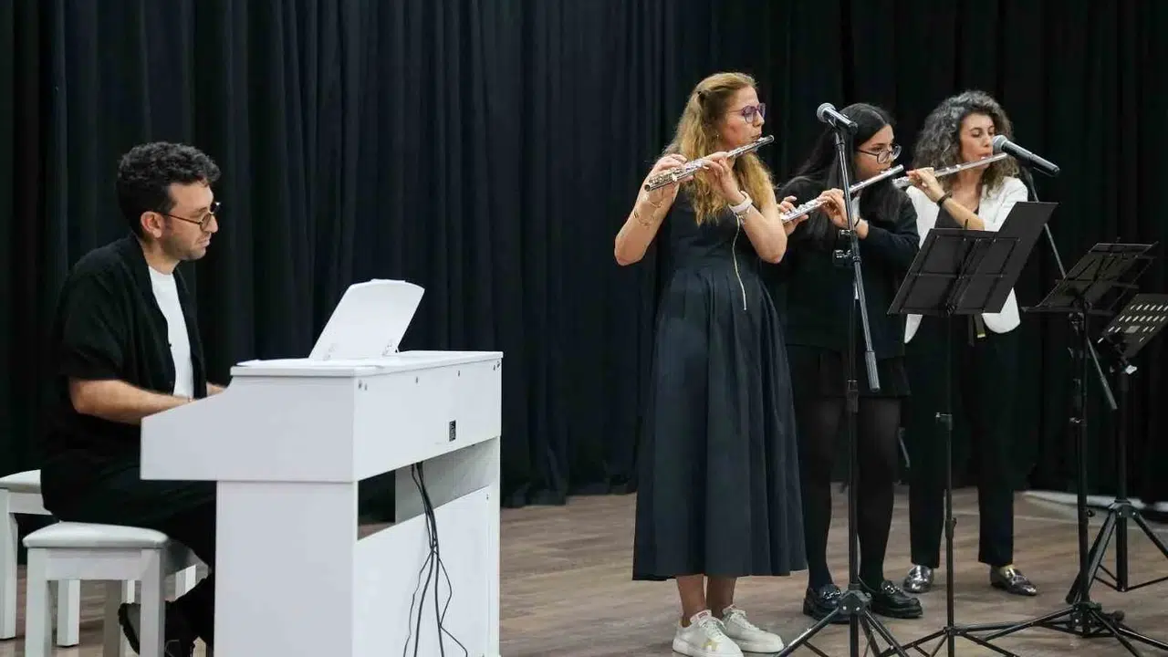 Aliağa’da sanat rüzgarı: 242 öğrenci yeteneklerini sahnede konuşturdu