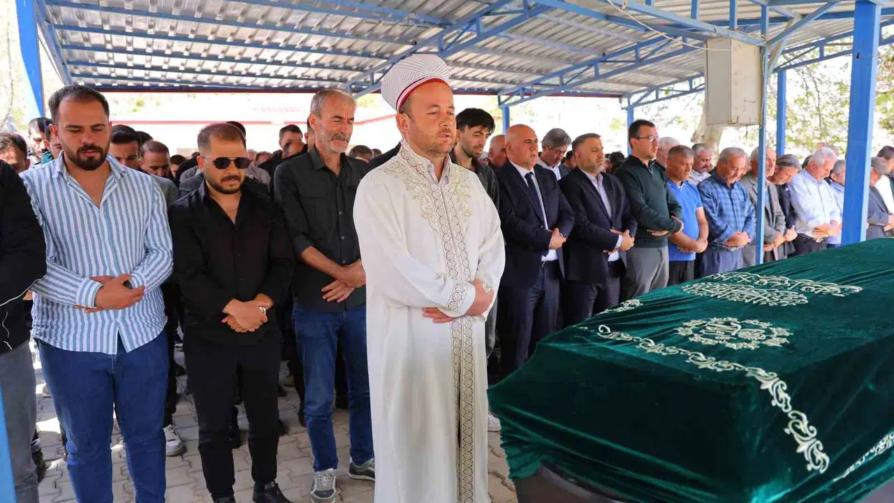 Vahşi cinayete kurban giden genç anne memleketinde toprağa verildi: Gözyaşları sel oldu