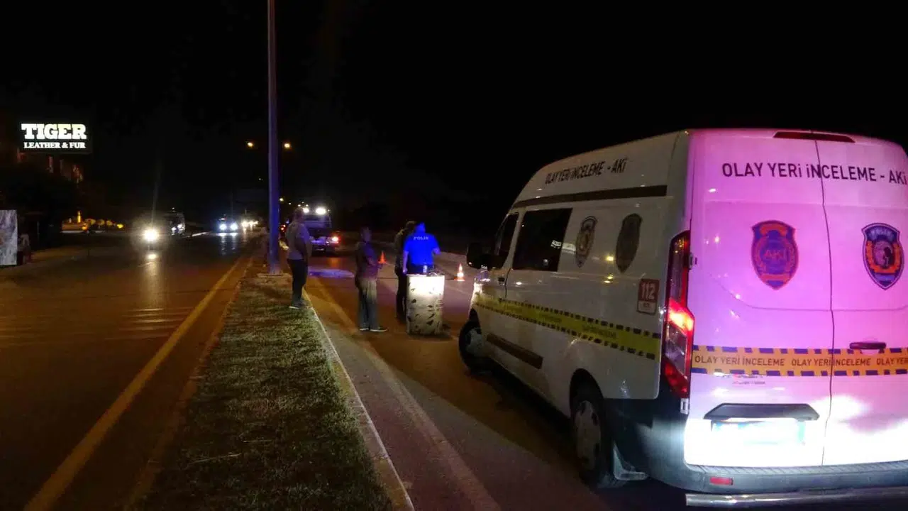Vardiya yolunda acı son: Kasksız genç refüje çarpan motosiklette can verdi