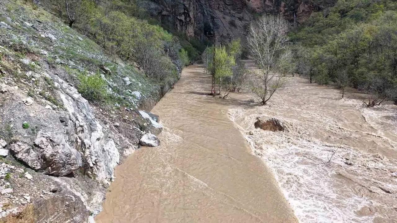 Munzur Nehri taştı, Tunceli-Ovacık yolu sular altında kaldı: O anlar havadan görüntülendi