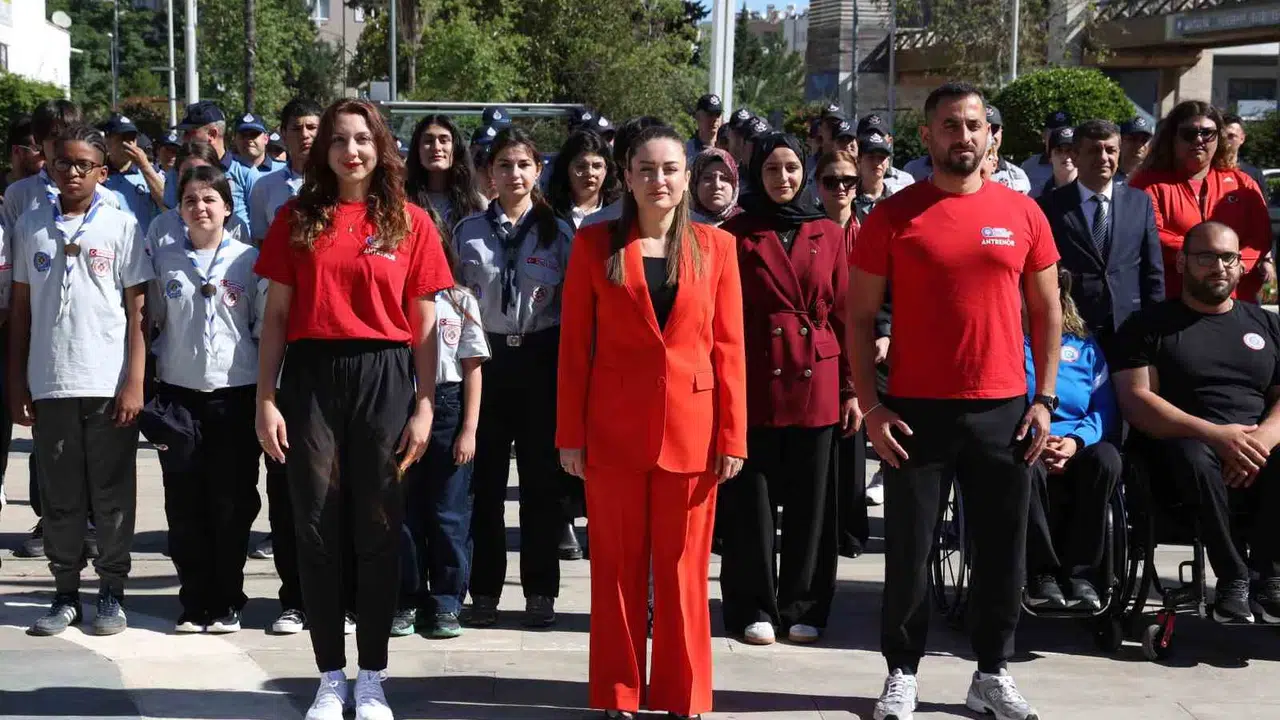 Antalya’da 19 Mayıs coşkusu: Gençler ve sporcular Ata’nın huzurunda buluştu