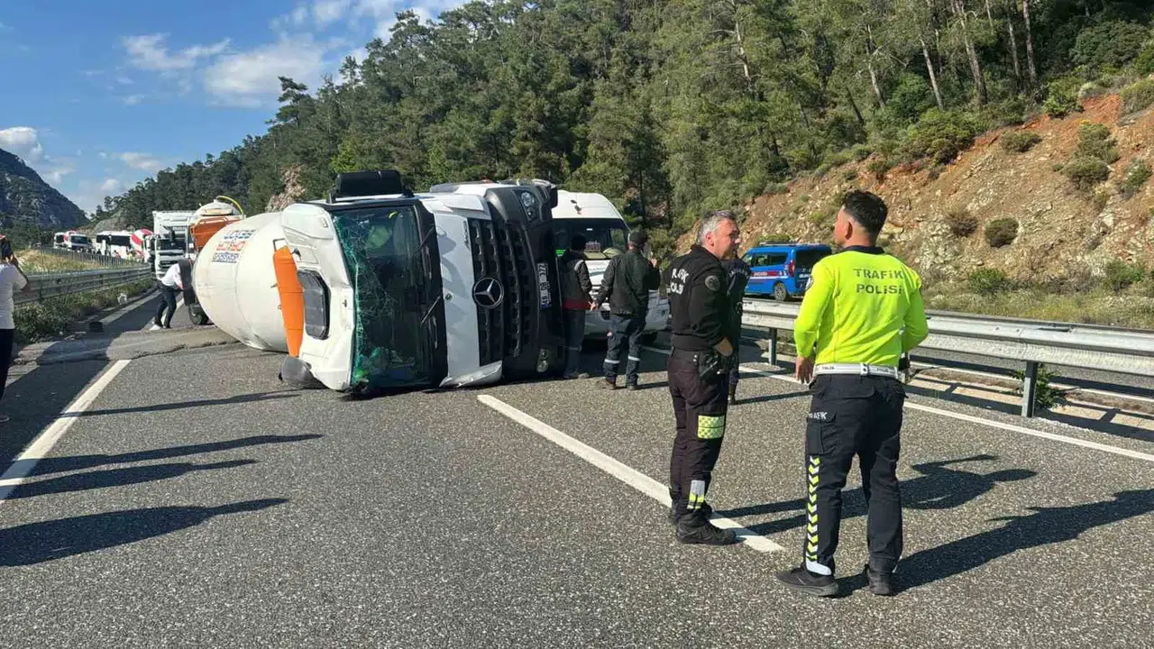 Marmaris’te tonlarca ağırlıktaki beton mikseri devrildi: Mucizevi kurtuluş