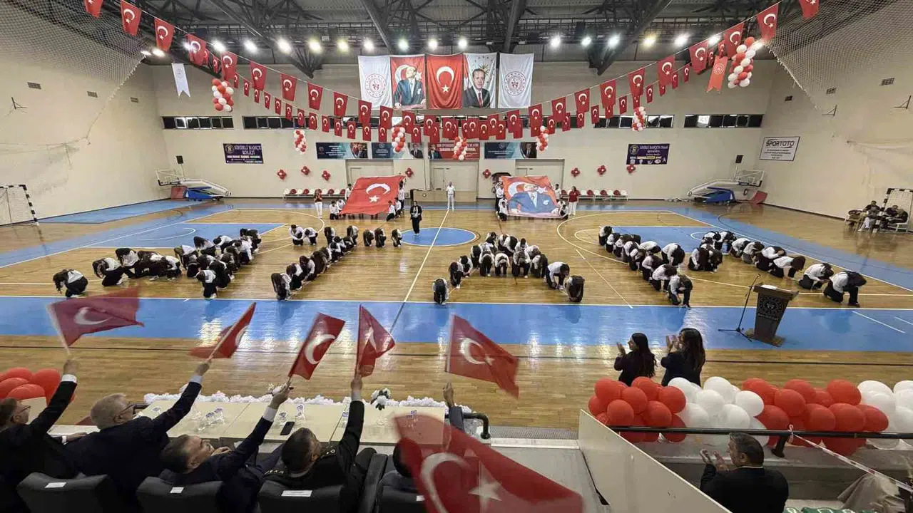 Edremit sokakları bayram yerine döndü: Gençlerin enerjisi meydanları inletti