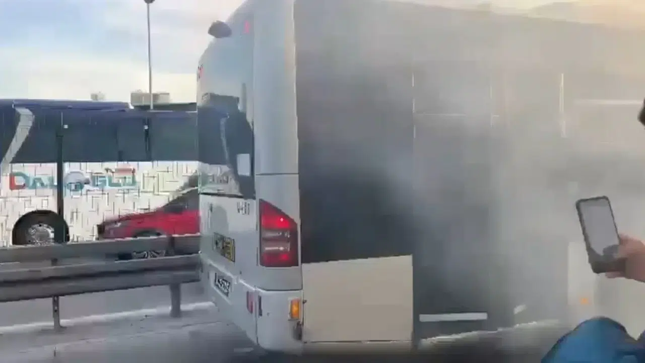 Kağıthane’de korku dolu anlar: Seyir halindeki metrobüs alevlere teslim oldu