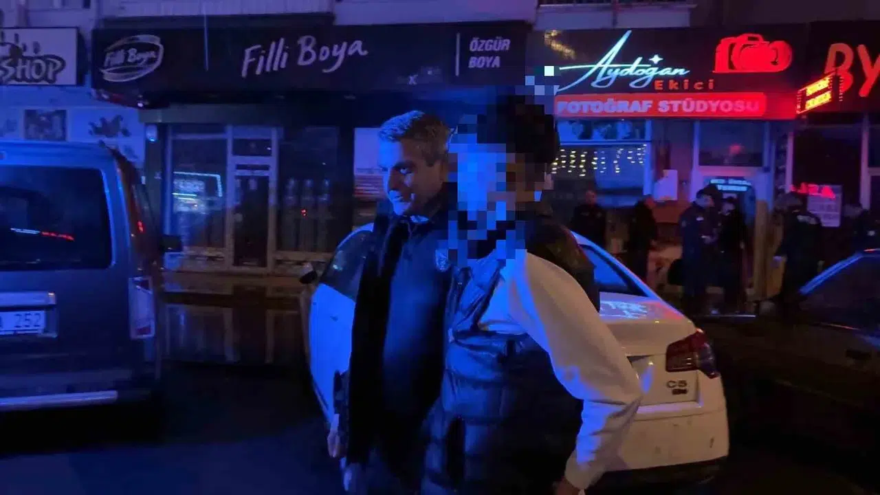 Kayseri'de korku dolu anlar: Sokak ortasında tüfekle gezen çocuklar polisi görünce kaçtı