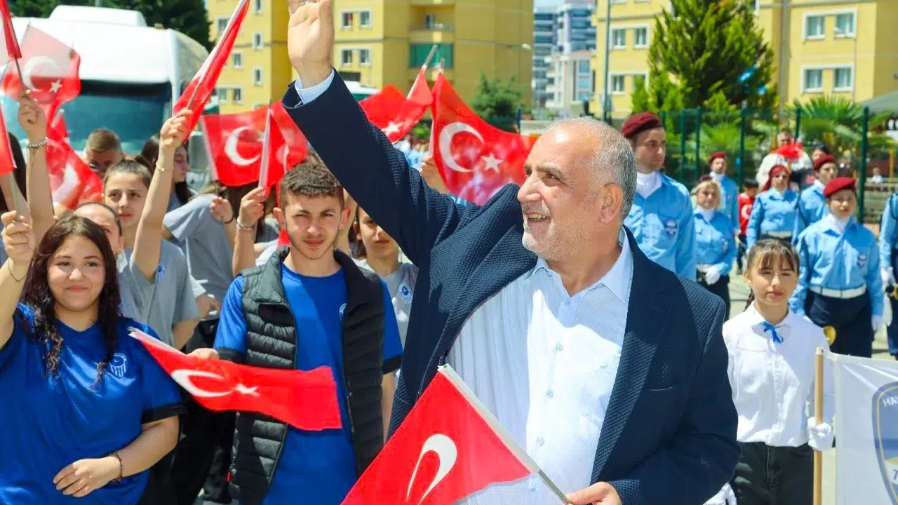 Canik’te bayram heyecanı: Şampiyonlarla sokak turu ve dev hediye yağmuru