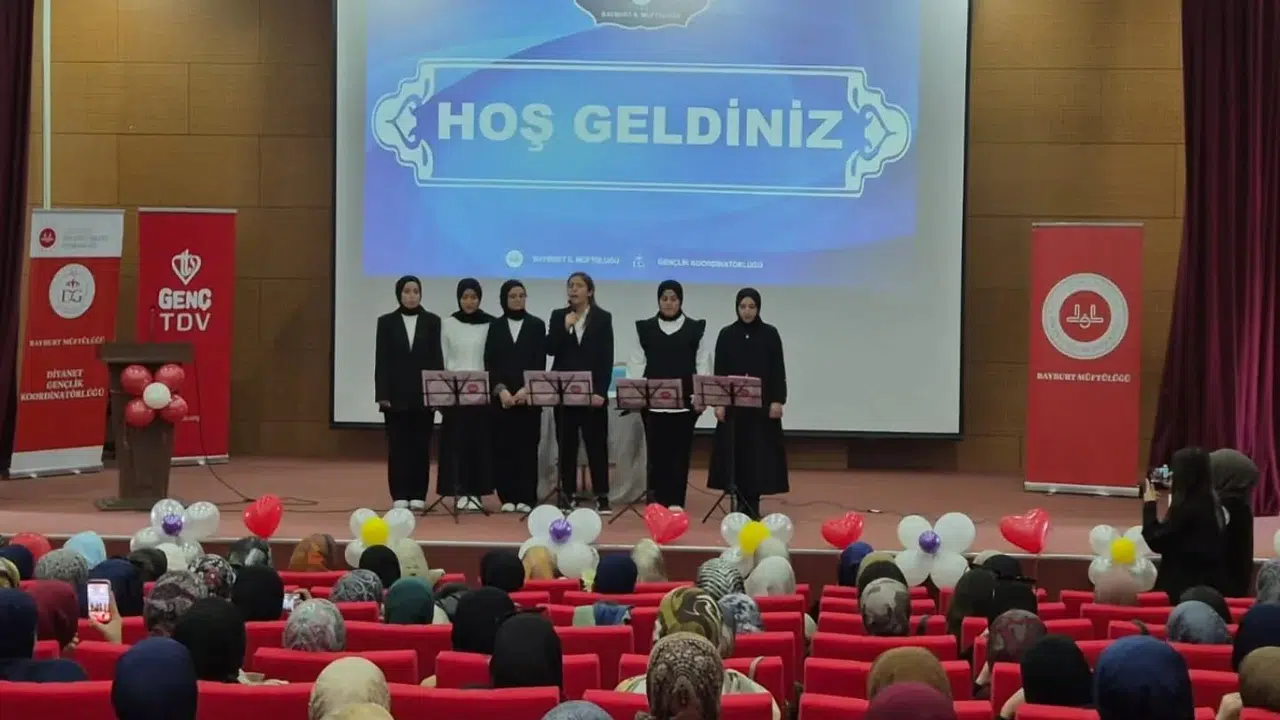 Gençler sınav stresini sanatla attı: Bayburt'ta unutulmaz yıl sonu finali