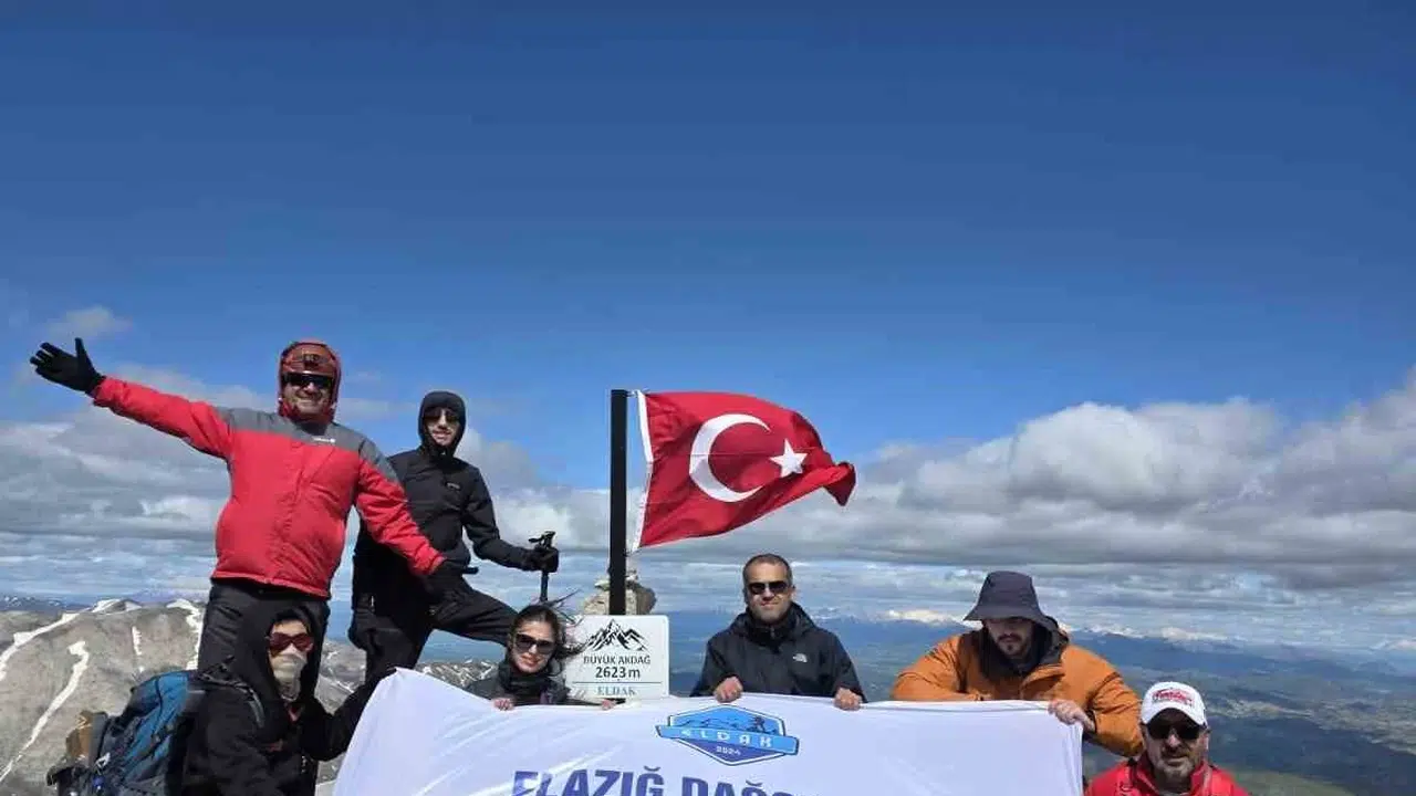 Zirveye giden yol omuzlarında: Elazığlı dağcılar 19 Mayıs için imkansızı başardı