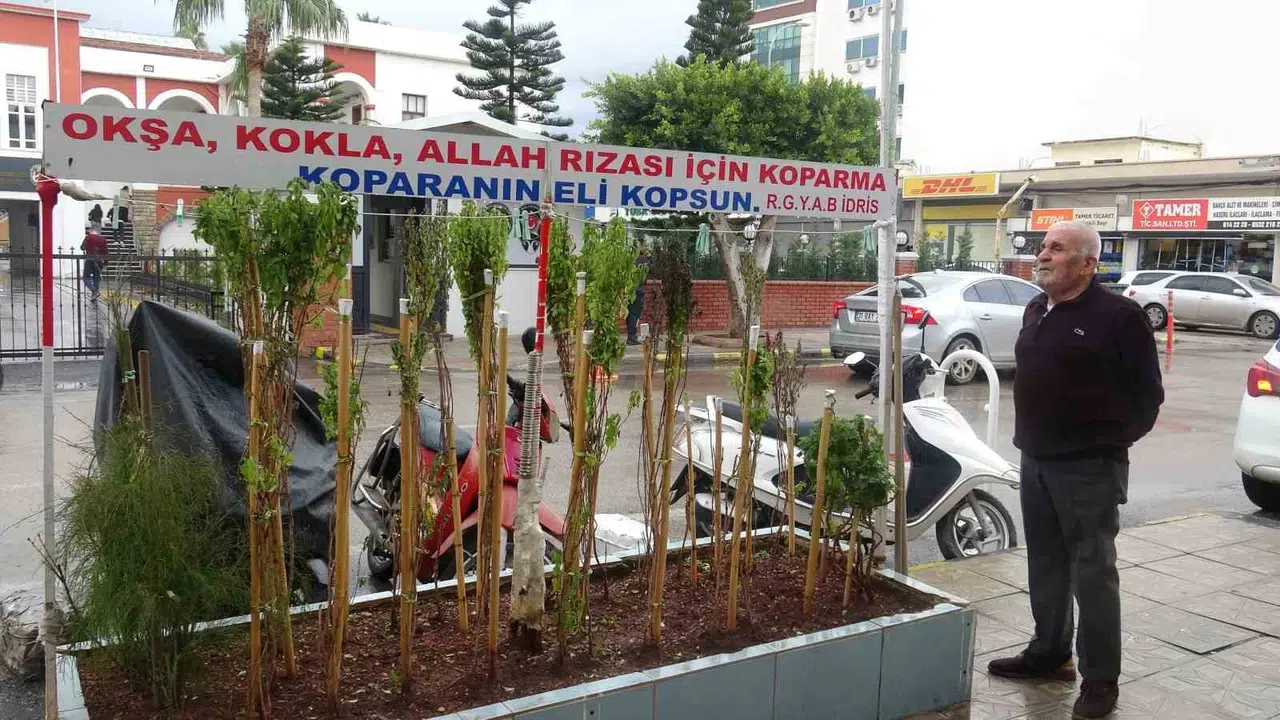Dükkanının önünü cennete çevirdi: 40 yıllık vefa nöbeti