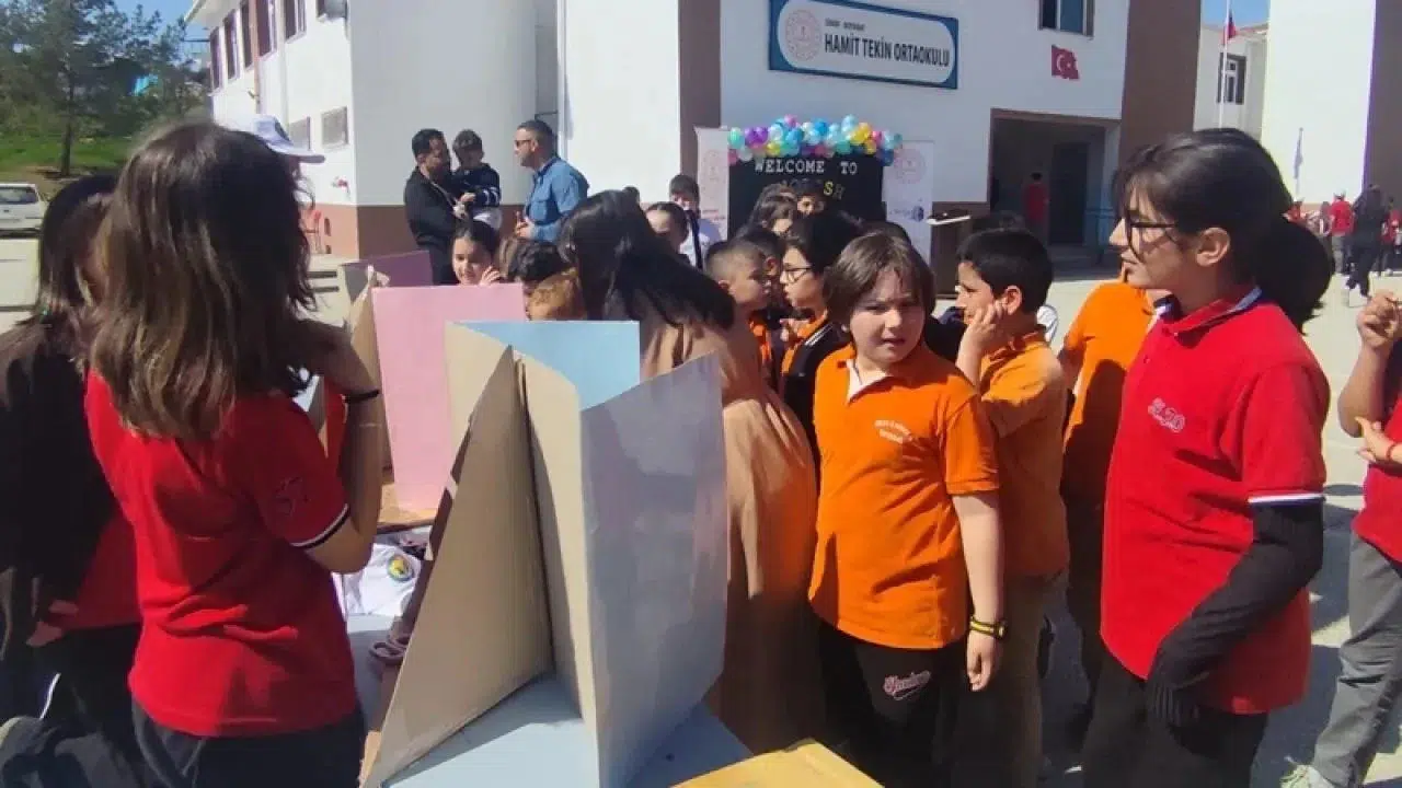 Sıraların dışına çıktılar: Boyabat'ta İngilizce dersi festivale dönüştü