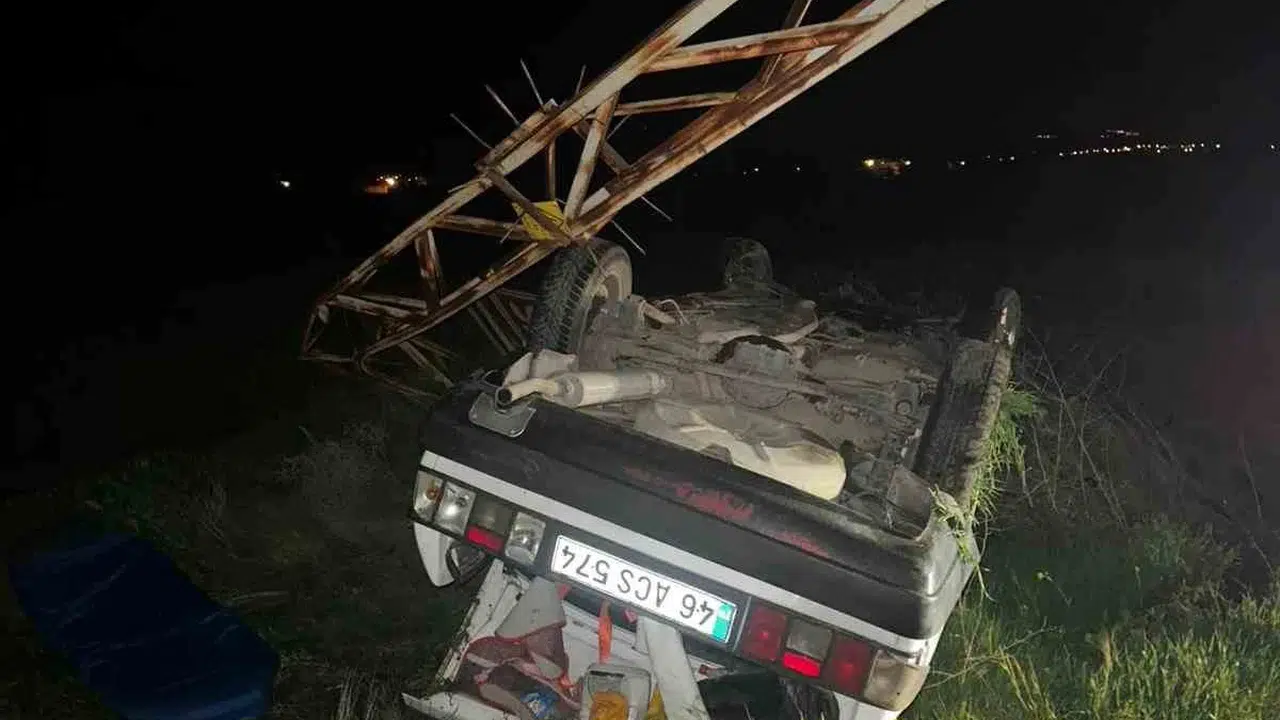 Gece yarısı dehşeti: Kontrolden çıkan araç mahalleyi karanlığa gömdü