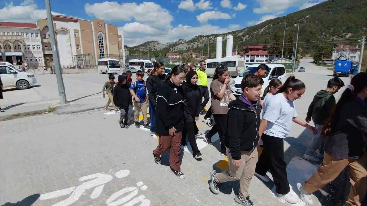 Mudurnu’da minik trafik polisleri iş başında: Yaya güvenliği için sahaya indiler
