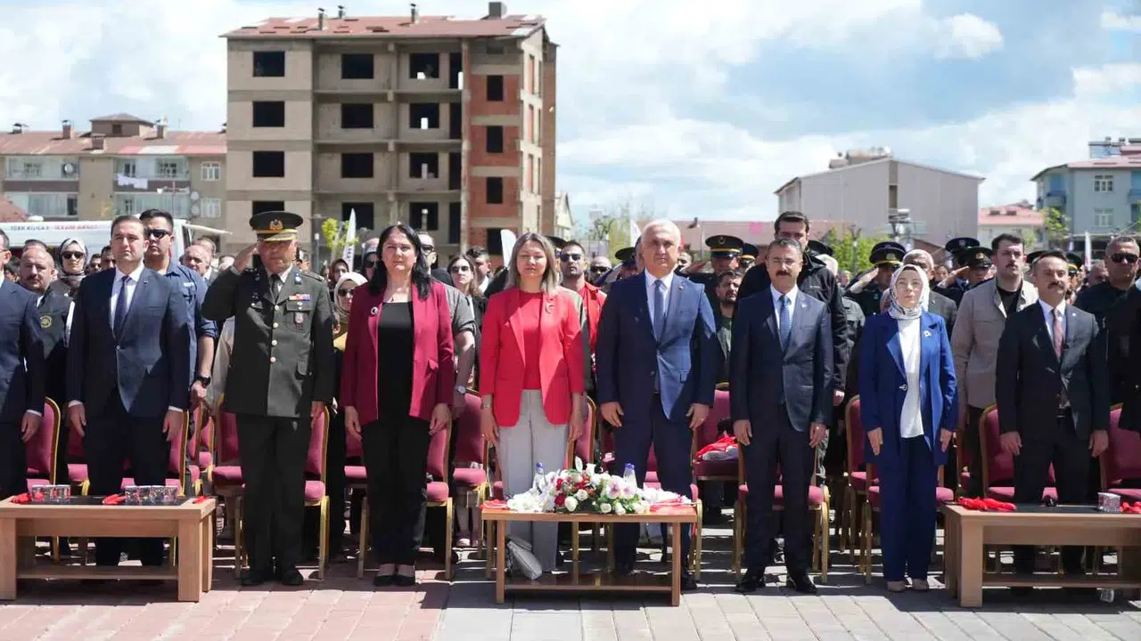 Muş’ta bağımsızlık ateşi meydanlara taştı: Gençler 19 Mayıs’ı coşkuyla kutladı