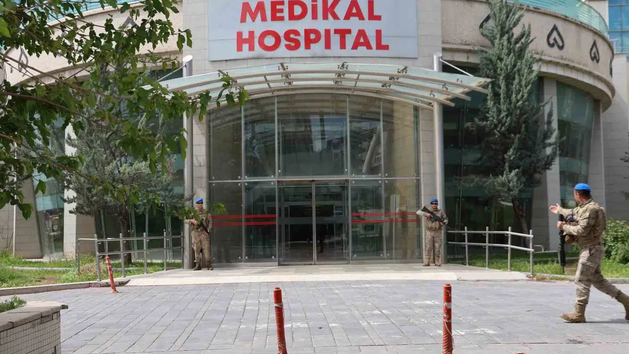 Elazığ’da sağlık sektöründe büyük vurgun iddiası: Aralarında doktorların da bulunduğu 20 kişi kıskıvrak yakalandı