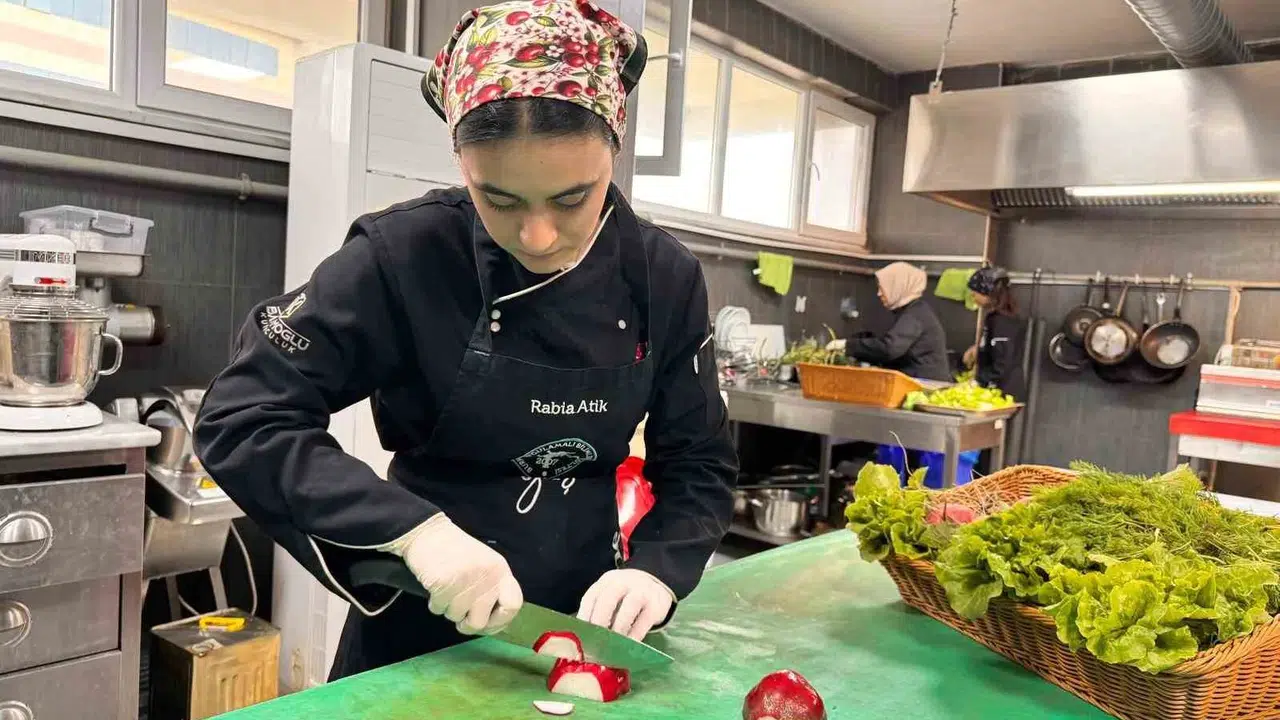 Tarladan tabağa uygulamalı ders: Fakülte bahçesindeki ürünler hasat edildi