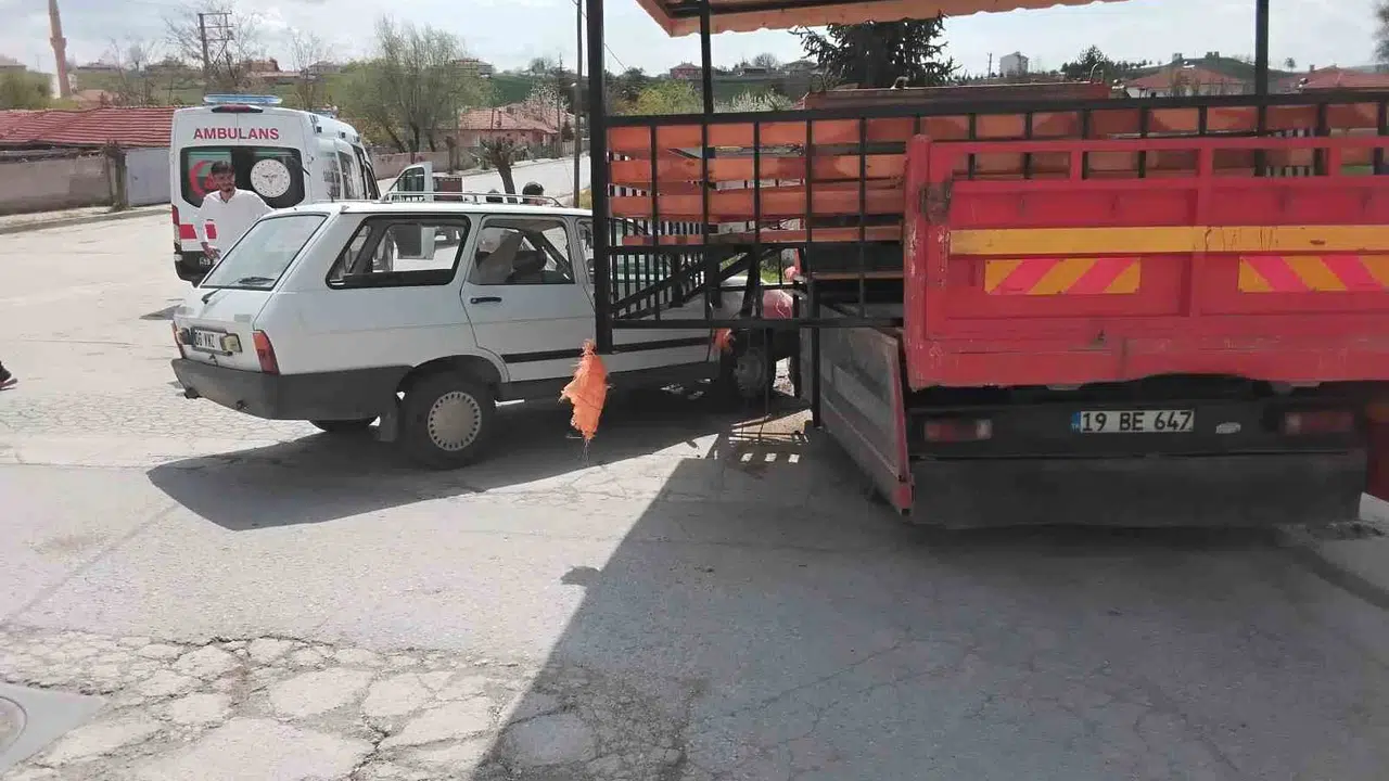 Çorum’da acı kaza: Kavşakta kamyonla çarpışan otomobilin sürücüsü kurtarılamadı