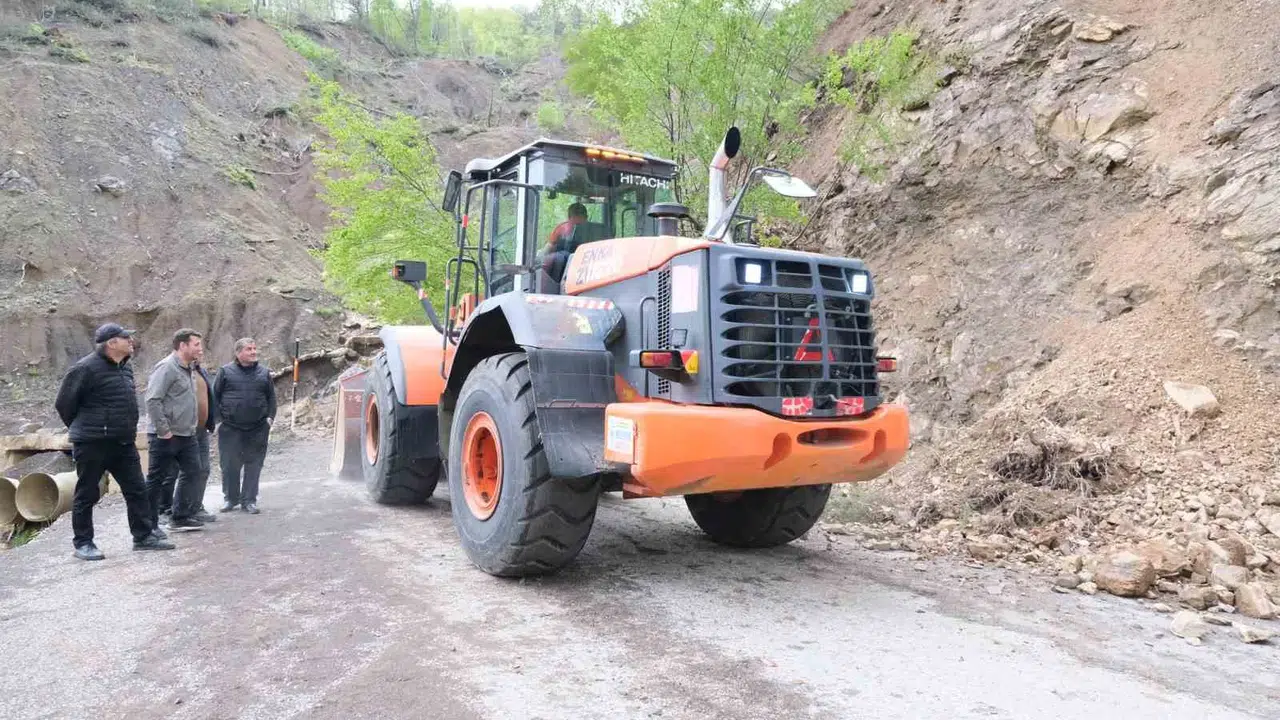 Kastamonu’da kabus dolu saatler sona erdi: Heyelanla kapanan köy yolu yeniden trafiğe açıldı