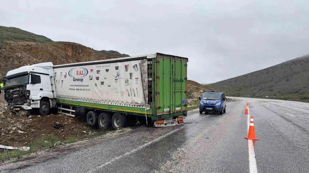 Malatya’da yağışlı hava kazayı beraberinde getirdi: Tır toprak yığınına saplandı