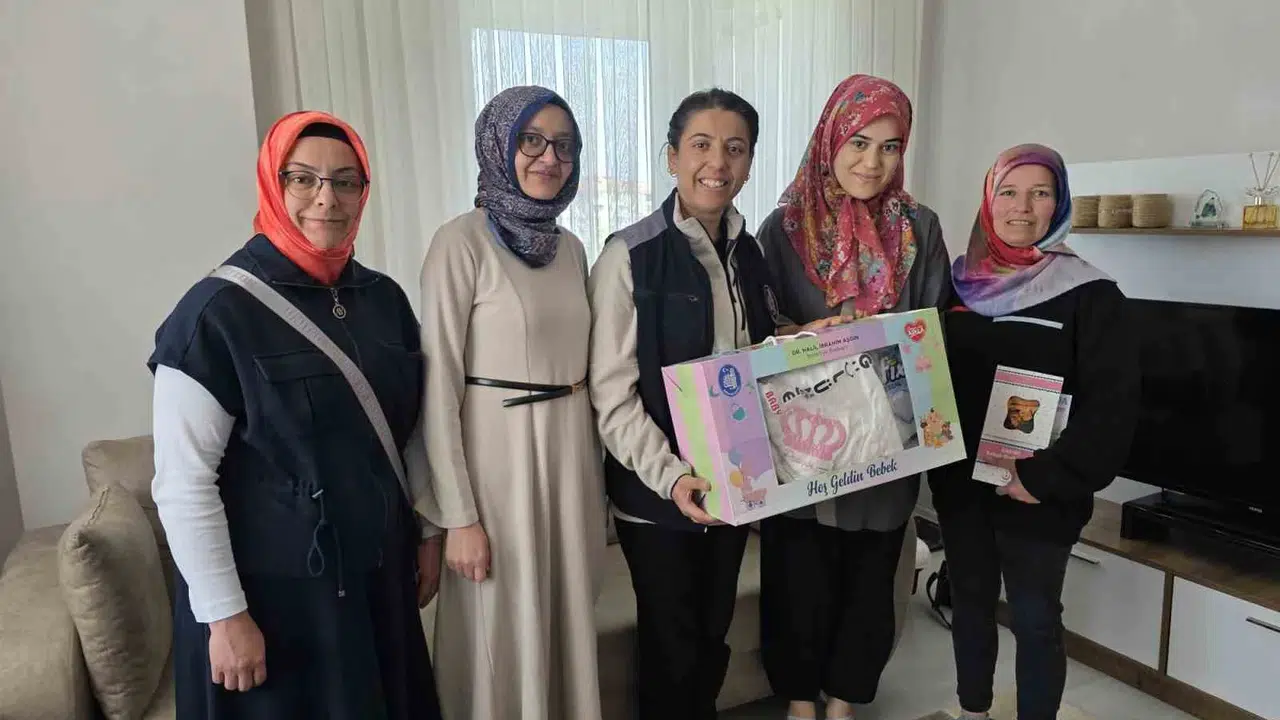 Çorum’da yeni doğan bebeklerin ilk adımlarına belediye eli değiyor: Uzmanlar kapınıza kadar geliyor
