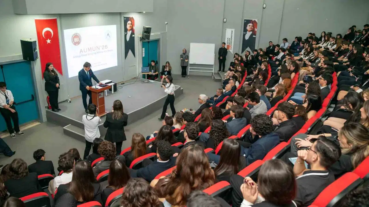 Geleceğin diplomatları Antalya’da buluştu: 400 genç dünya sorunlarına çözüm arıyor