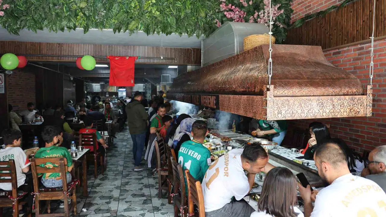 Şampiyonluk coşkusu Diyarbakır sokaklarına taştı: 121 taraftara sembolik fiyatla ziyafet