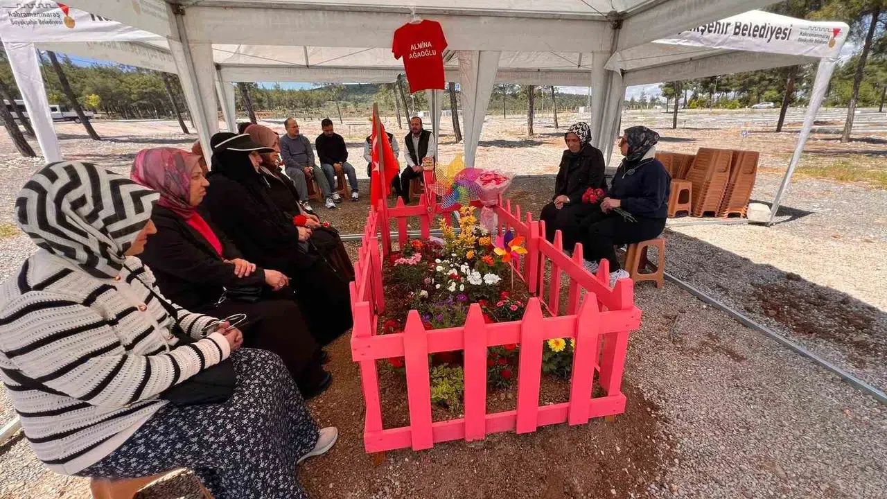 Küçük Almina’nın mezarı çiçek bahçesine döndü: Sevenleri gözyaşlarıyla veda ediyor