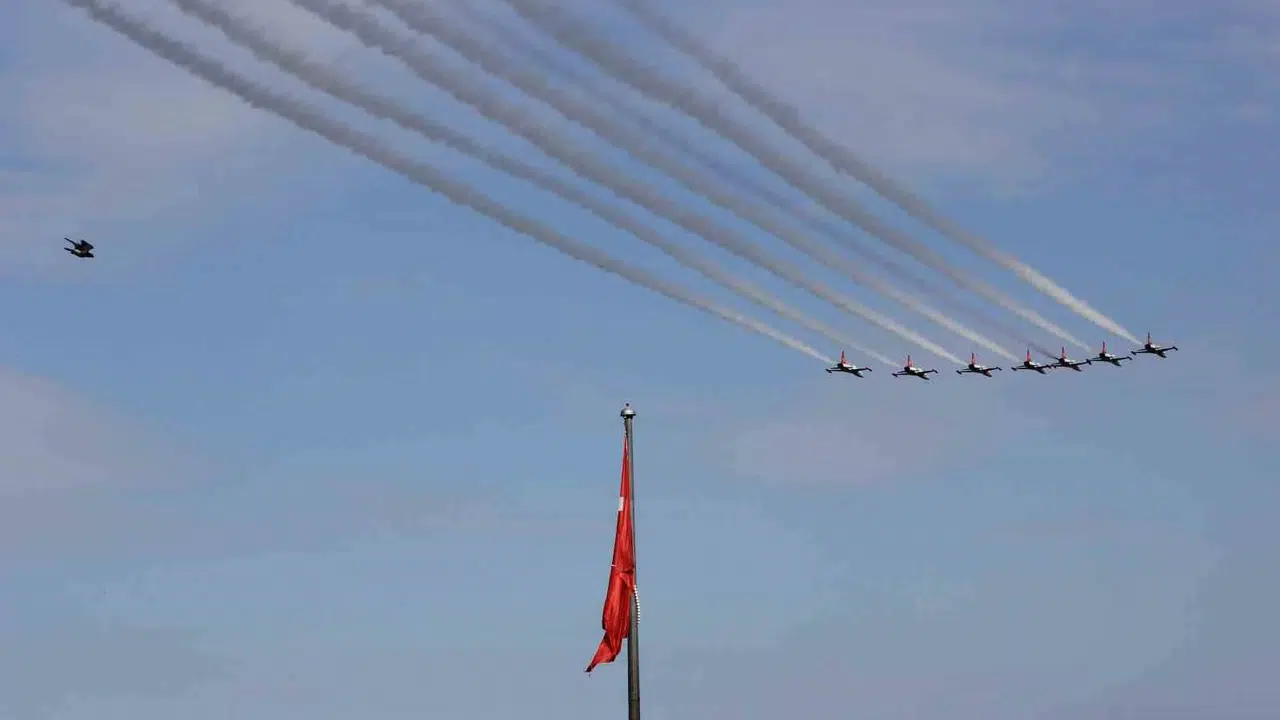 Samsun’da 19 Mayıs coşkusu gökyüzüne taşındı: Türk Yıldızları ve SOLOTÜRK’ten unutulmaz şov