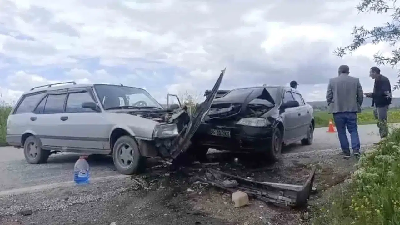 Çorum'da kavşak dehşeti: İki otomobil hurdaya döndü, 3 kişi hastanelik oldu