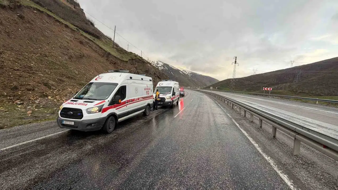 Tatvan yolunda yağmur kabusu: Virajı alamayan otomobil takla attı