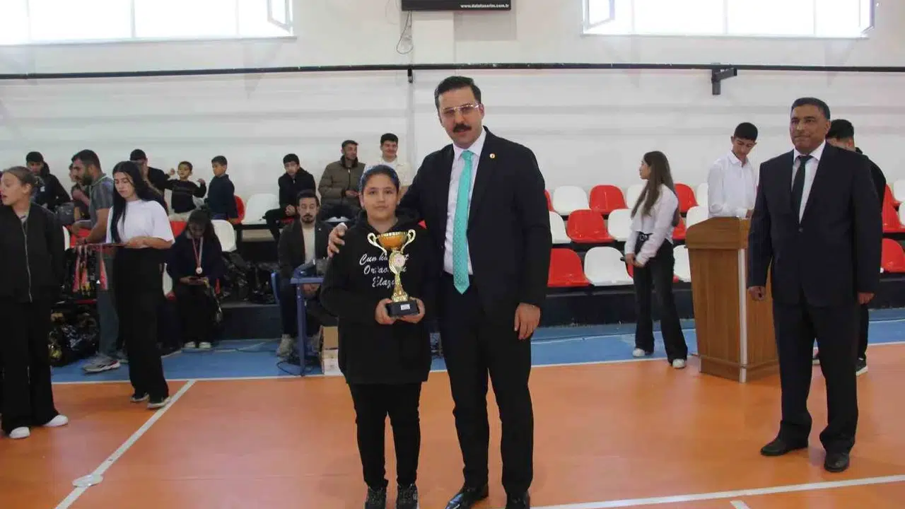 Sivrice’de 19 Mayıs coşkusu: Gençler hünerlerini sergiledi, ödüller sahiplerini buldu