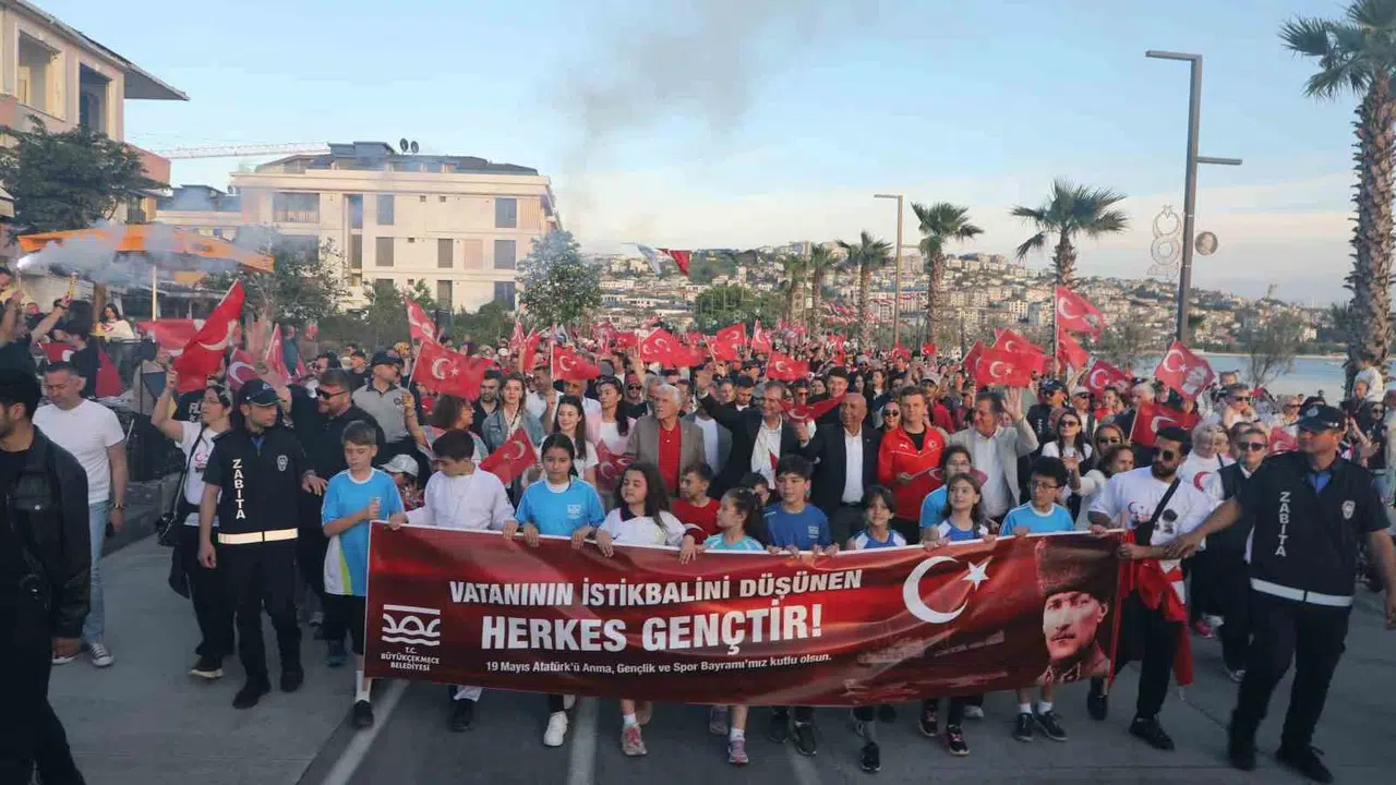 Büyükçekmece’de dev bayrakla 19 Mayıs şöleni: Kordon gençlik coşkusuyla doldu taştı