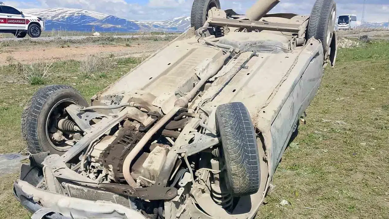 Çaldıran yolunda korku dolu anlar: Kontrolden çıkan araç takla attı