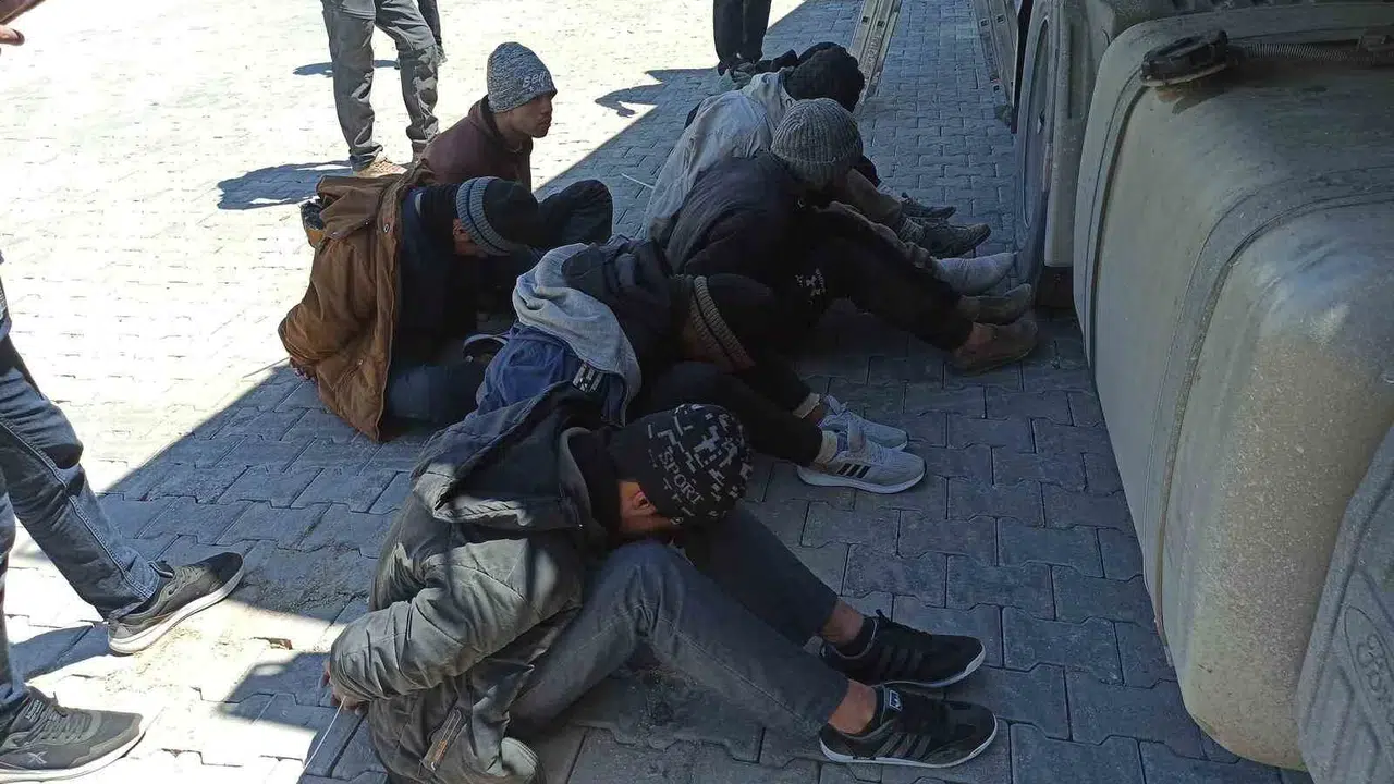 Erbaa’da şüpheli tır operasyonu: Konteynerin içinden 7 kişi çıktı