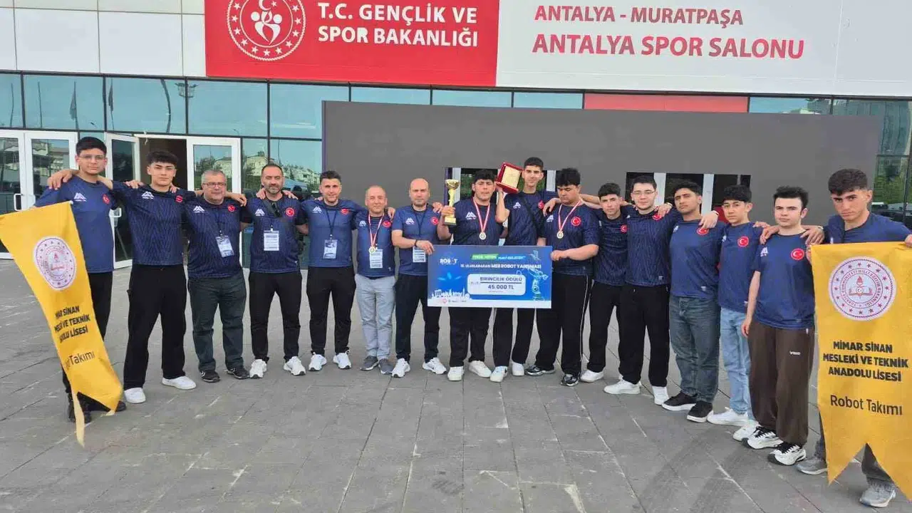 Bilecik’in gurur tablosu: Bozüyüklü gençler dünya devlerini geride bıraktı