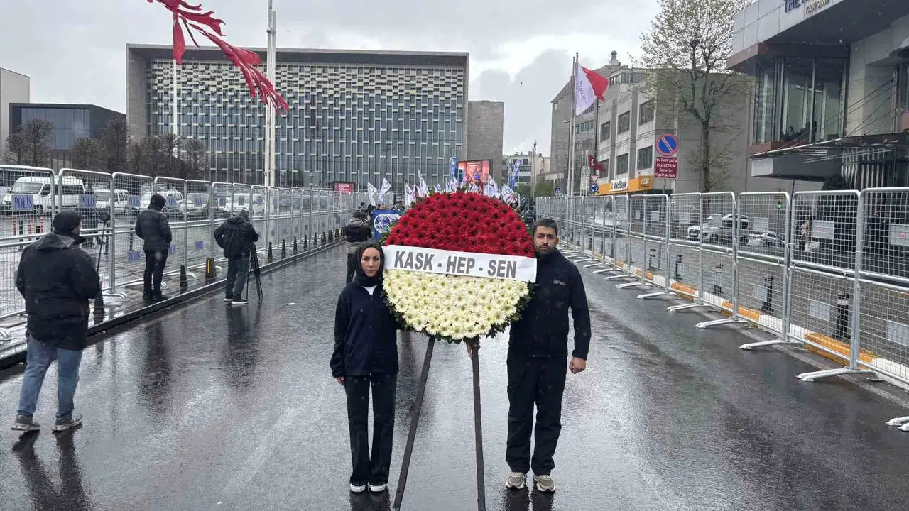 Taksim’de 1 Mayıs mesajı: HEP-SEN yeni konfederasyonunu ilan etti, meydandan sert tepki yükseldi