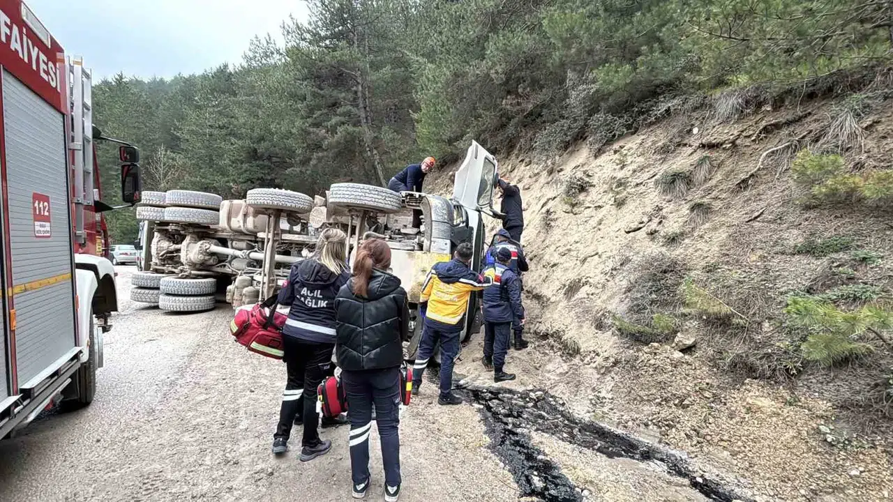 Bolu'da yürek yakan kaza: Kum yüklü kamyon virajı alamayınca devrildi