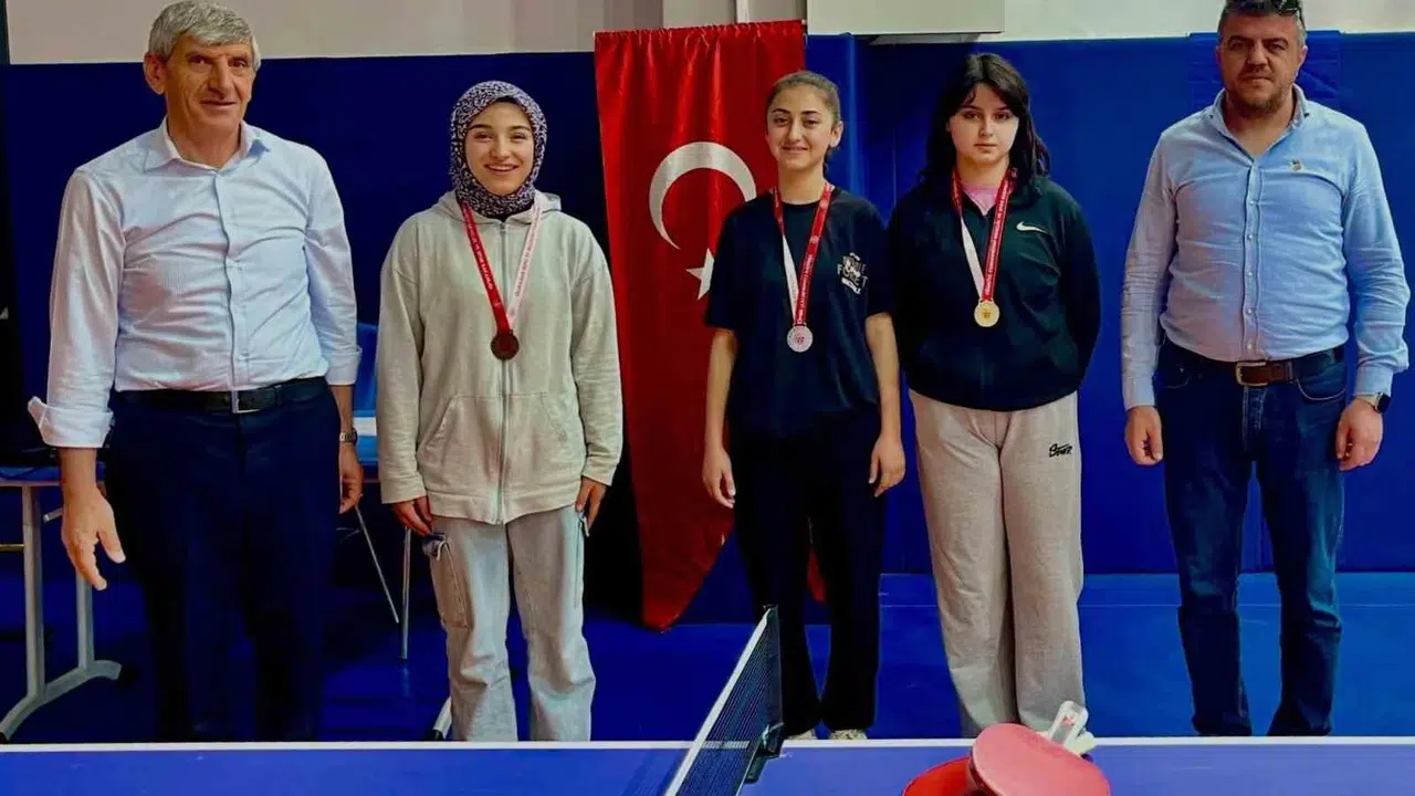Pazaryeri’nde raketler konuştu: Genç sporcuların masa tenisi heyecanı madalyayla taçlandı