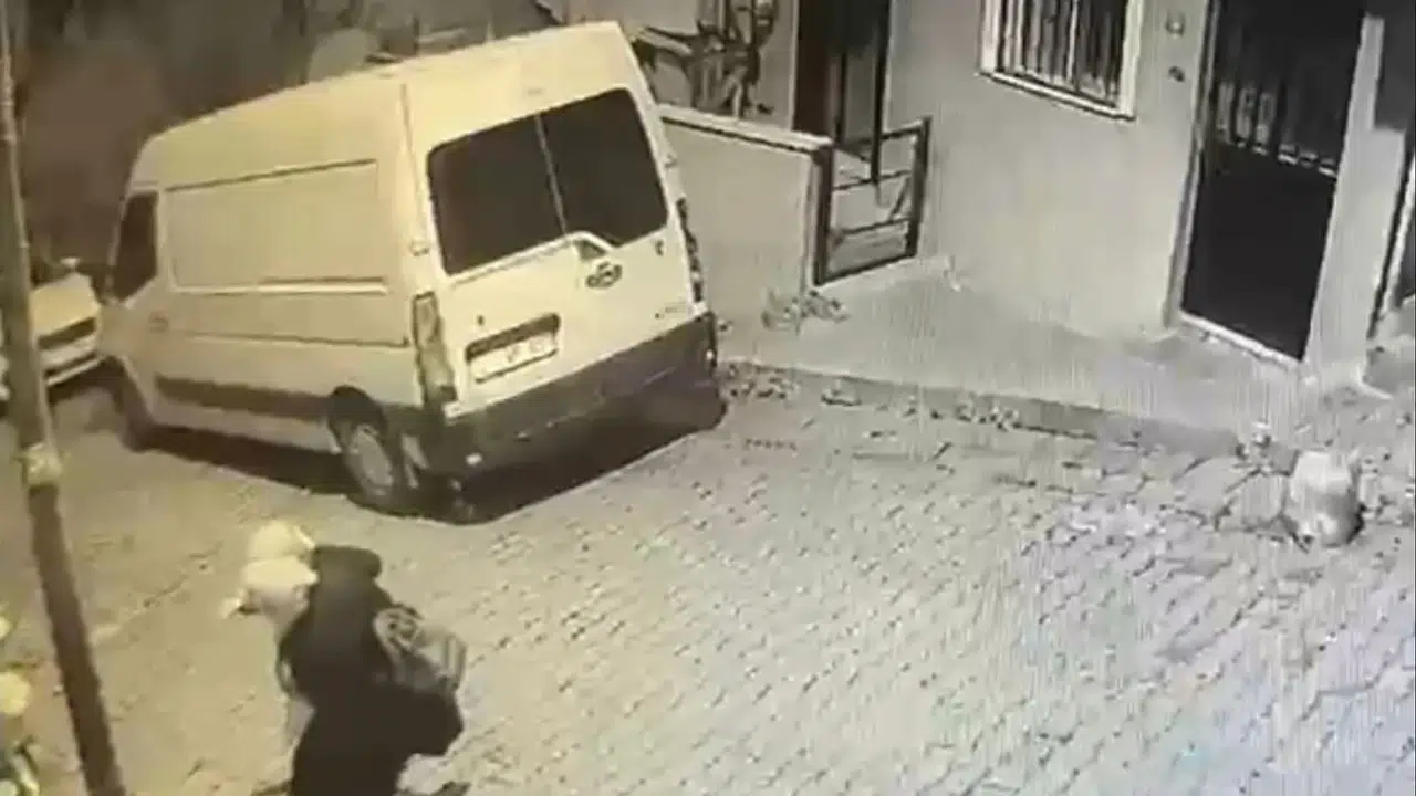 Kağıthane’de korku dolu anlar: Direğe dokunan 8 yaşındaki çocuk akıma kapıldı