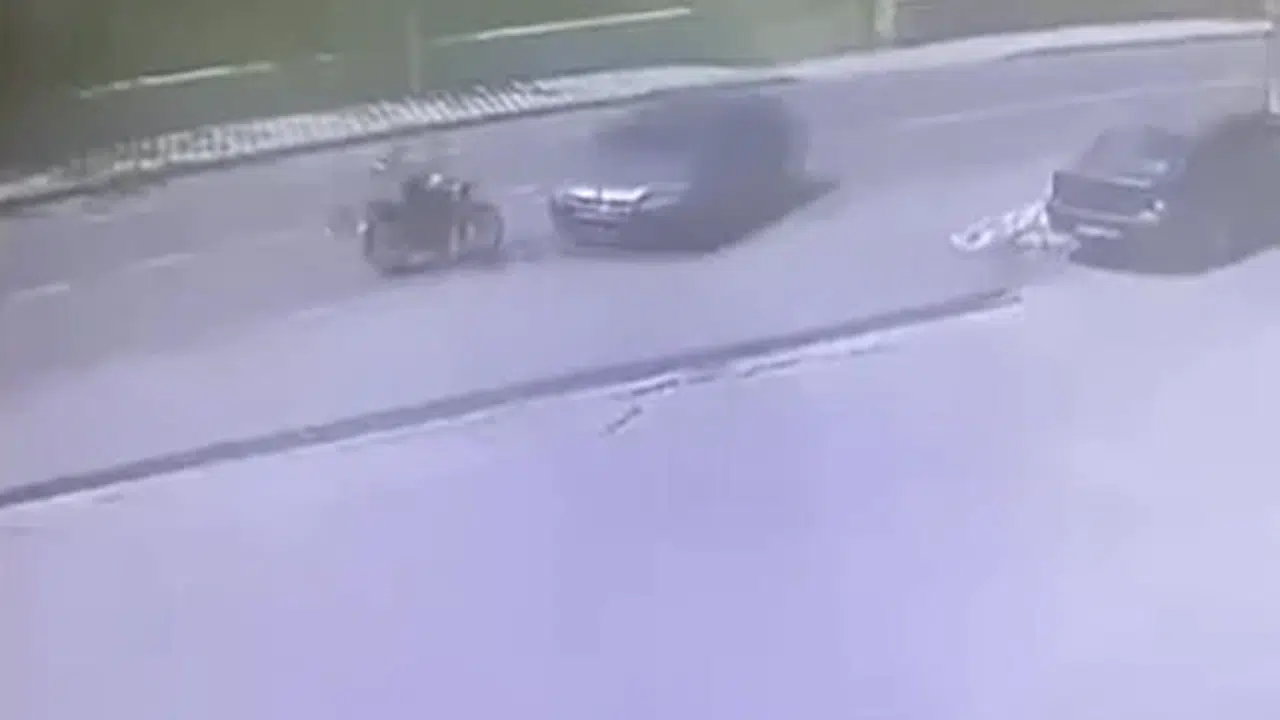 Kartepe'de korku dolu anlar: Akaryakıt istasyonuna giren otomobile çarpan motosikletli yola savruldu
