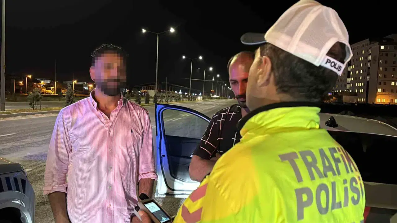 Direksiyon başında yakalandı: Gece yarısı operasyonunda 25 bin liralık fatura