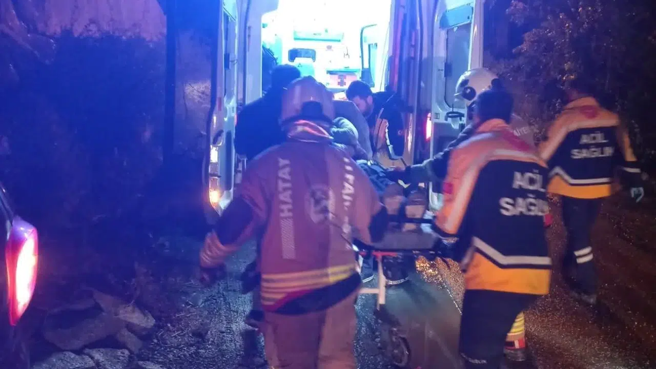 Samandağ’da korku dolu anlar: Kontrolden çıkan otomobil şarampole uçtu