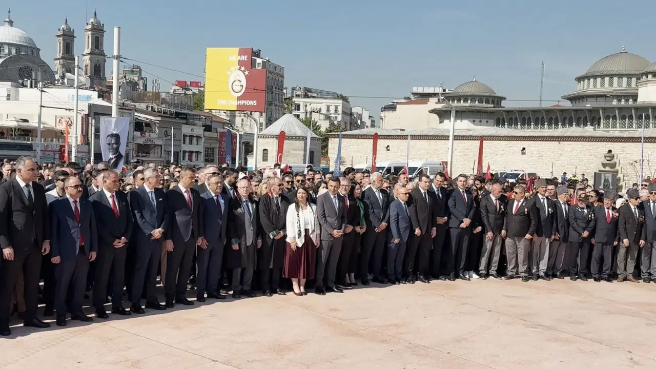 Taksim'de 19 Mayıs coşkusu: Cumhuriyet Anıtı'nda resmi tören