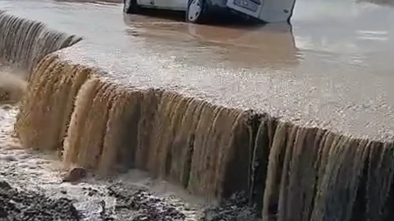 Tokat’ta kabus dolu anlar: Taşan çay yolu yuttu, sürücü ölümden döndü