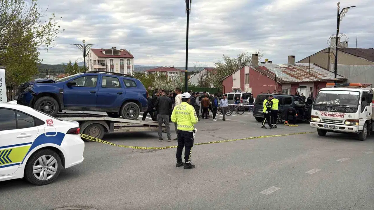 Sivas’ta korkutan kaza: Kavşakta can pazarı yaşandı, 7 kişi hastanelik oldu