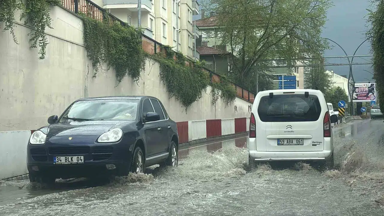 Bolu'da mevsim normallerini zorlayan hava muhalefeti: Şehir bir anda kışa döndü