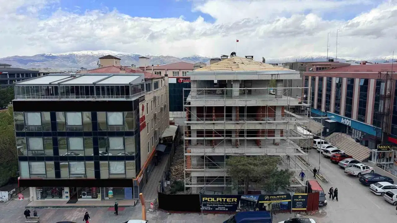 Erzincan’da yürekleri ağza getiren görüntüler: Ölümle dans ettiler