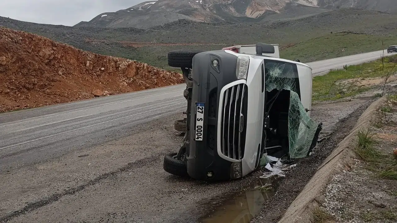 Acı yolculuk hüsranla bitti: Taziye için yola çıkmışlardı, minibüs devrildi