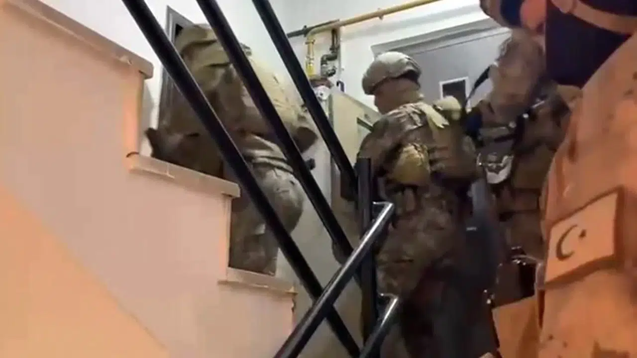 Kars’ta şafak operasyonu: Aralarında polisin de olduğu suç örgütüne ağır darbe