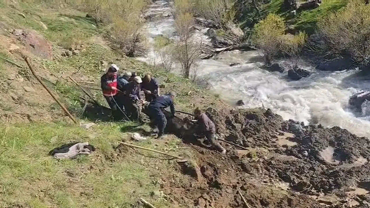 Hakkari’de nefes kesen kurtarma operasyonu: Bataklıktan sağ salim çıkarıldı