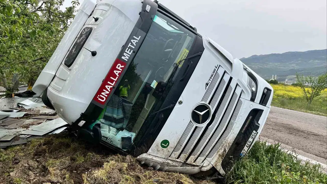 Bilecik’te korkutan kaza: Tır devrildi, sürücü mucize eseri kurtuldu